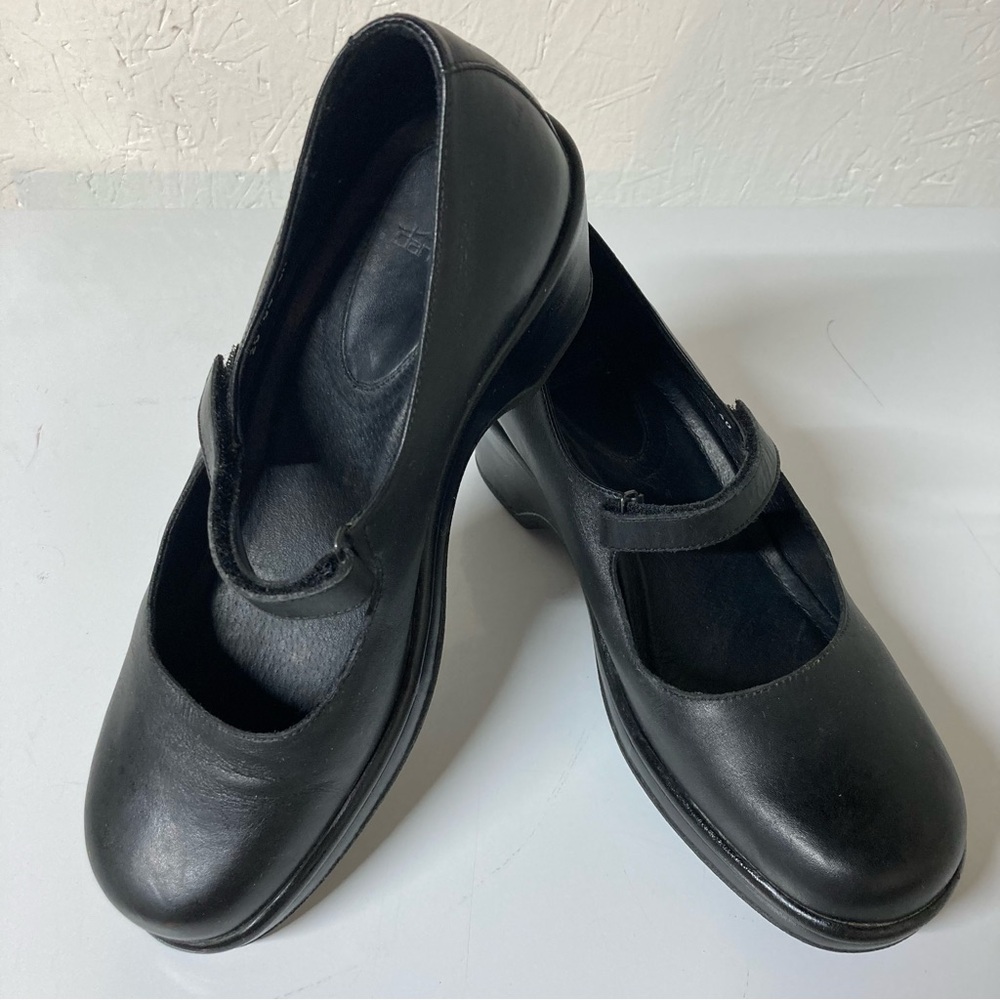 Dansko Mary Jane Classic Round Toe size 40 US size 9.5-10 mid heel 2 inches